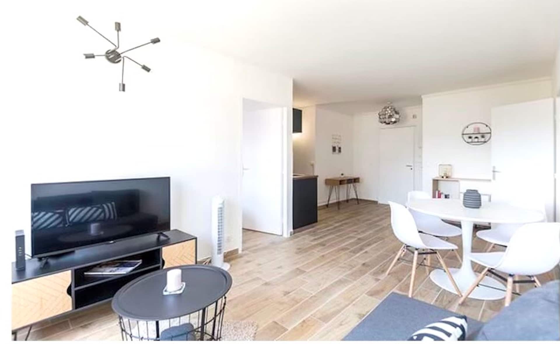 Golden Triangle 2-bedroom with PARKING and SWIMMING POOL, Perier metro station