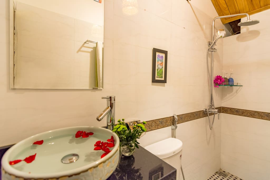 Vibrant phòng tắm với một trang trí chi tiết 