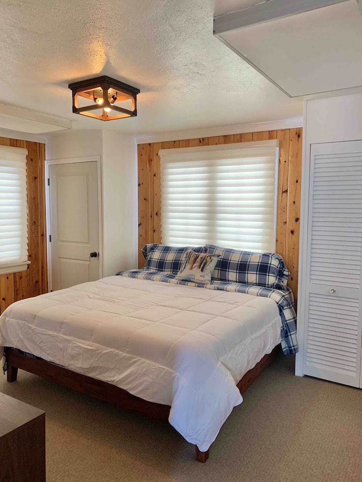 Dormitorio en la planta baja con nueva cama California King y colchón