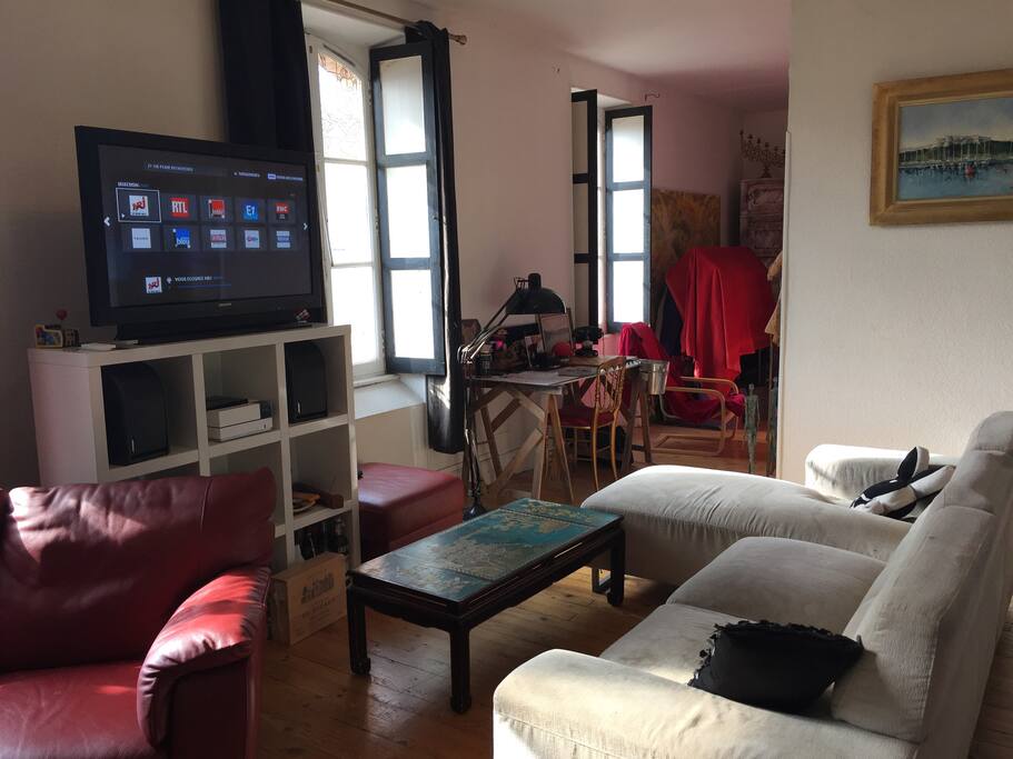 Info : le canapé a été remplacé par un canapé deux places en cuir, et le showroom musique est dans la seconde pièce (photo de remplacement à venir...)