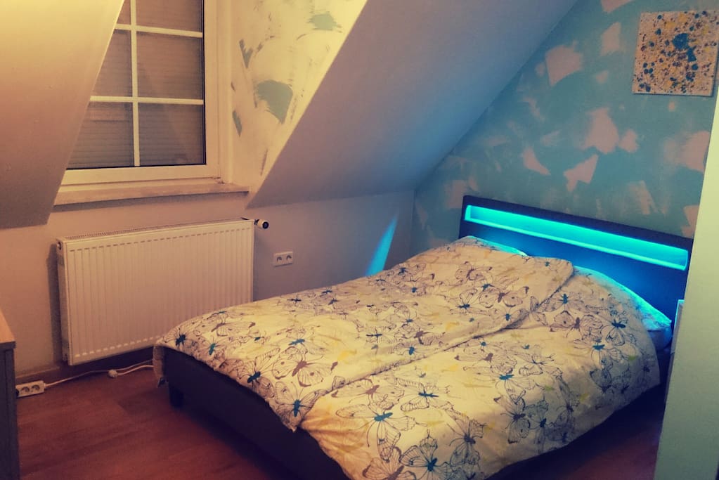 Gästezimmer 1 mit Doppelbett inkl. LED Licht, DVD-TV sowie Elektro-Kaminheizer/Ventilator.