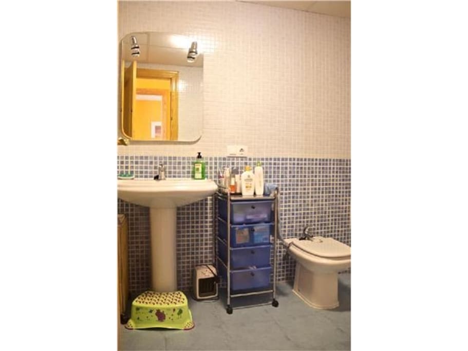 Baño grande con bañera