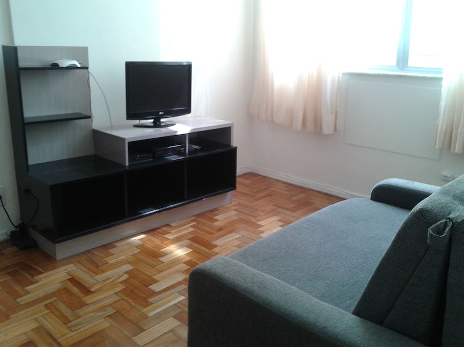Sofá cama, TV, WIFI e ventilador de teto