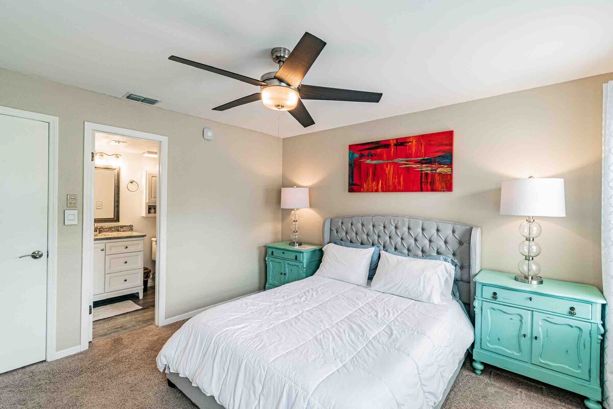 Dhoma e gjumit 2
• Dyshek me shkumë "Queen Memory Foam"
• Banjë e bashkangjitur me madhësi të plotë 
• Dollap i integruar
• Perdet
e errëta • Detektor tymi dhe monoksidi karboni