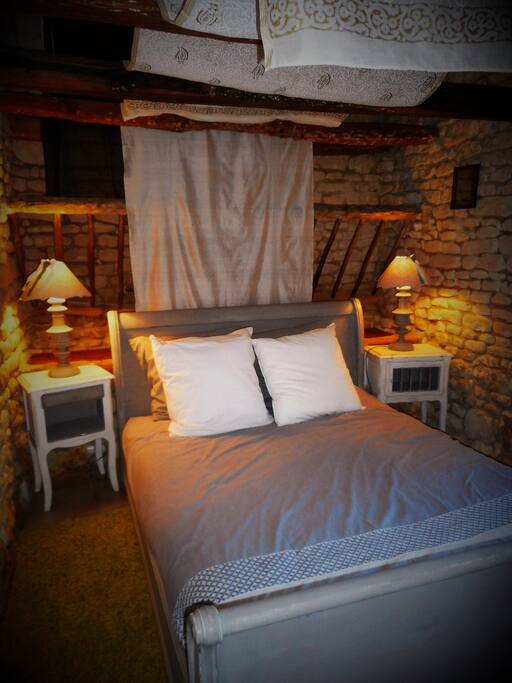La chambre à coucher avec lit de 140.