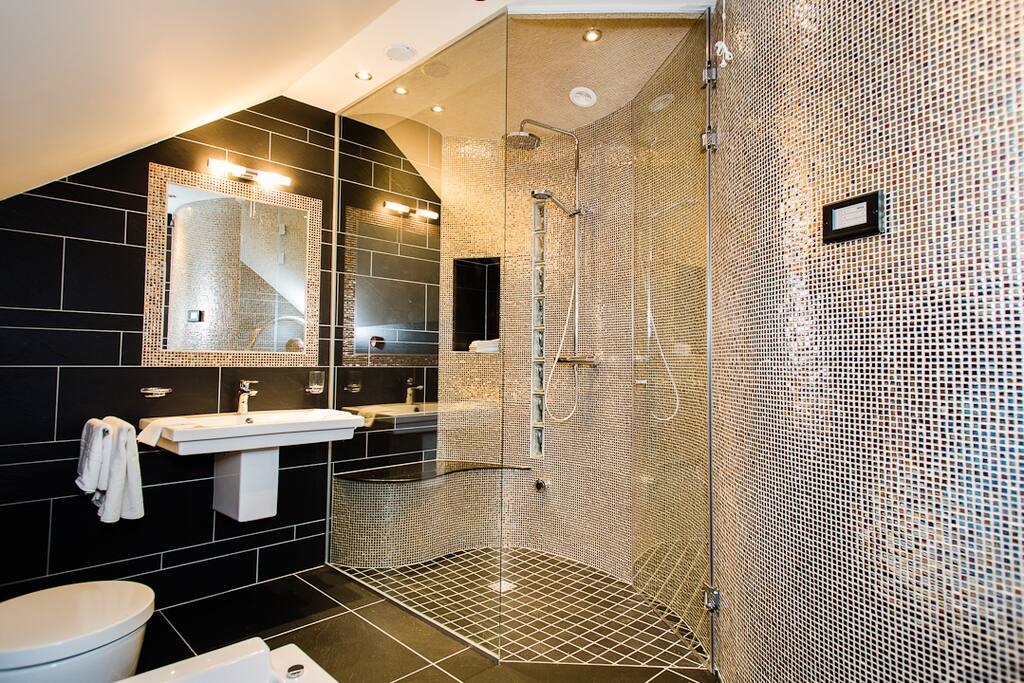 Master en suite with steam room and sunken Jacuzzi bath
