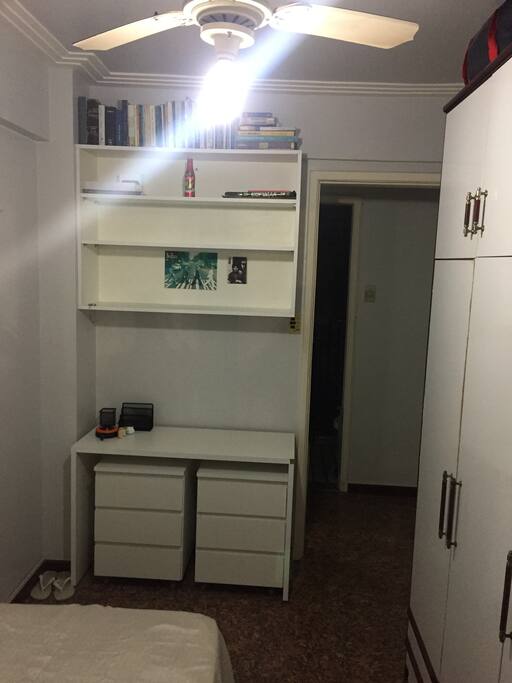 Ventilador, prateleiras e bancada
