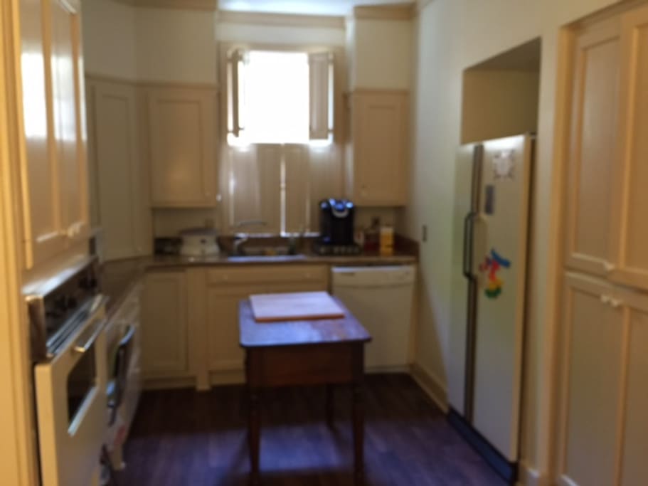 It has a complete kitchen.