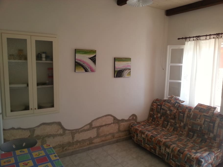 Zona soggiorno con divano letto matrimoniale