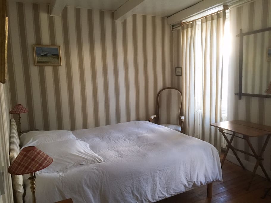 Chambre spacieuse, lumineuse donnant sur la rue de Chantal et le domaine de la Baronnie. Grand lit de 160, deux fenêtres, salle de bain attenante.