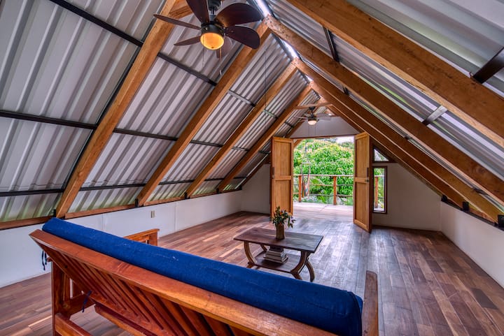 Sala de estar en el último piso, ideal para practicar yoga, estudio y Netflix.