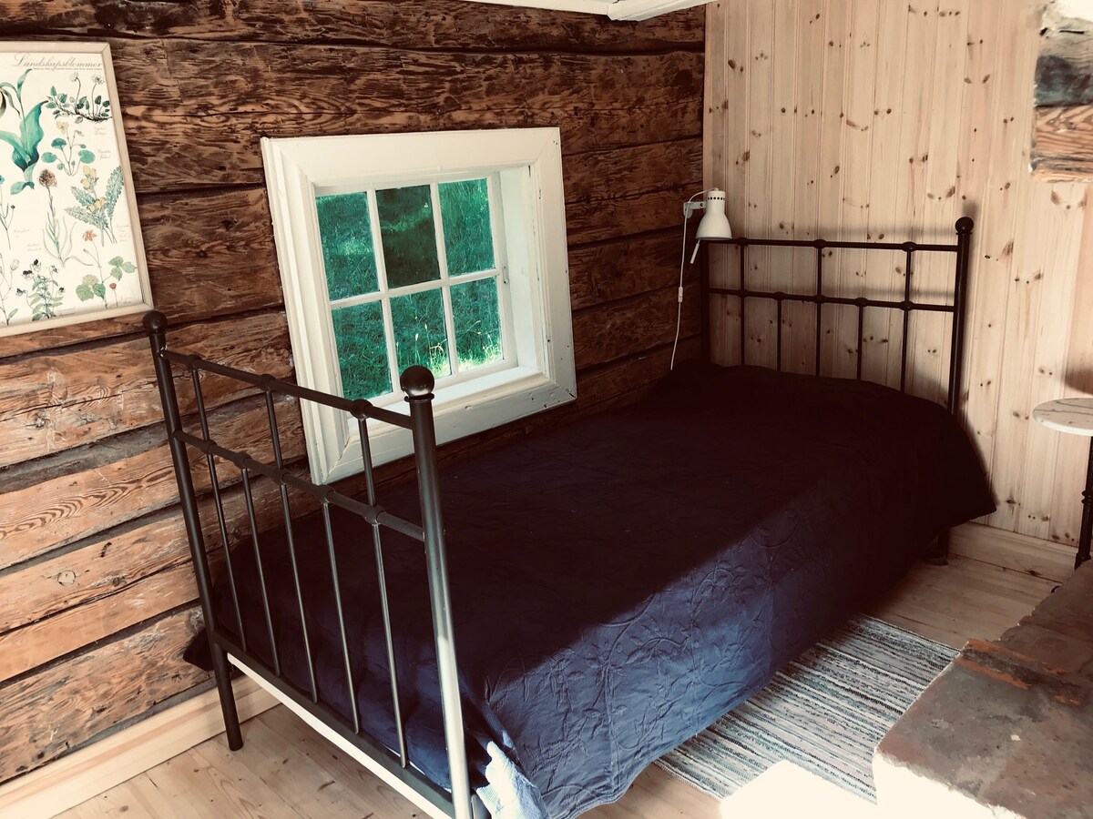 غرفة النوم في المنزل الرئيسي بجانب غرفة المعيشة