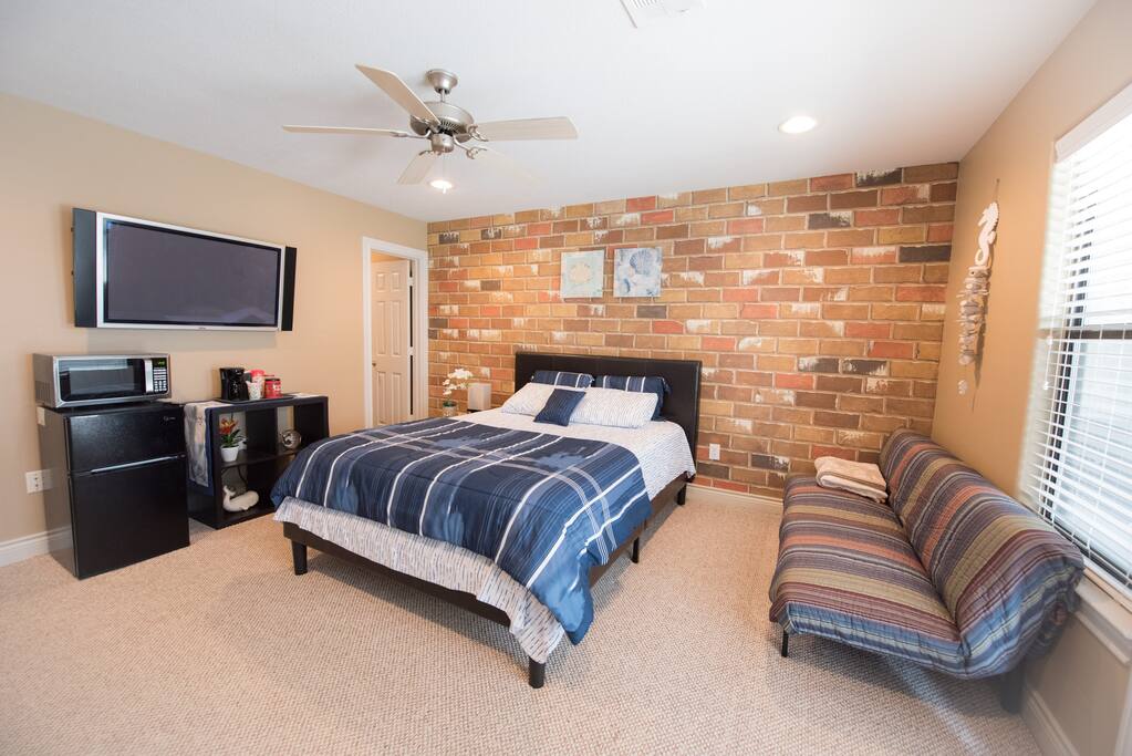 Another angle of the room.