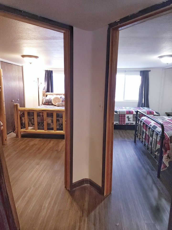 Vyumba 2 na 3 bega kwa bega kama inavyoonekana kutoka kwenye roshani juu ya ngazi