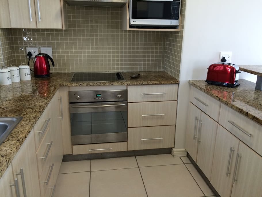 Fully equipped kitchen. Fridge, microwave, toaster, kettle.