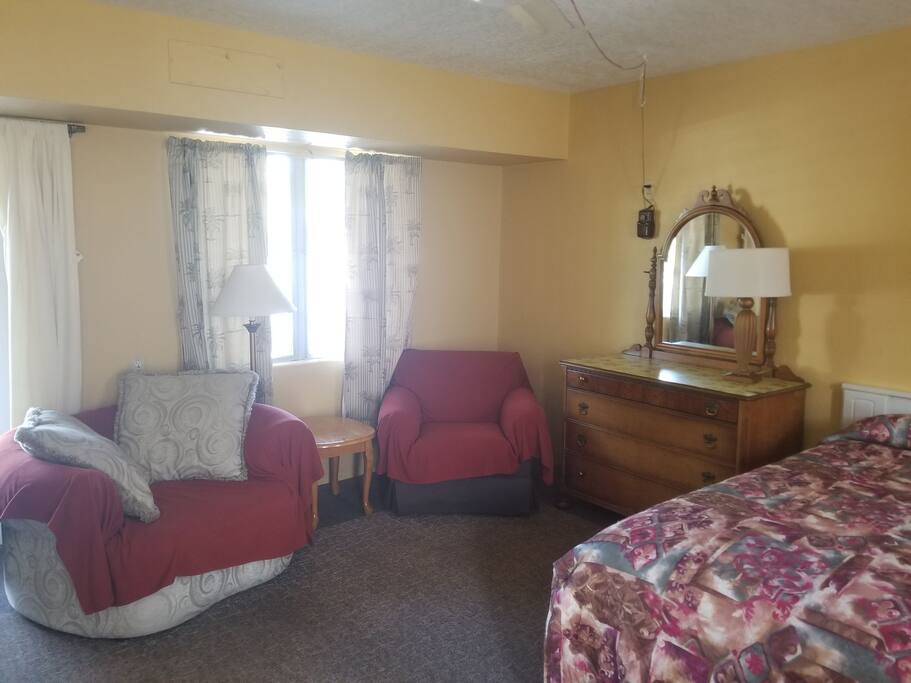 Dresser & Seating