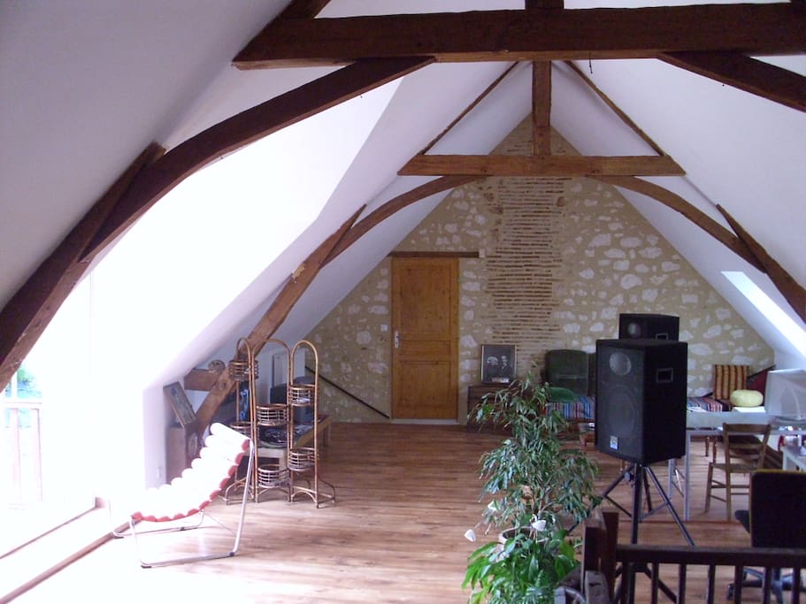 l'étage accès aux chambres