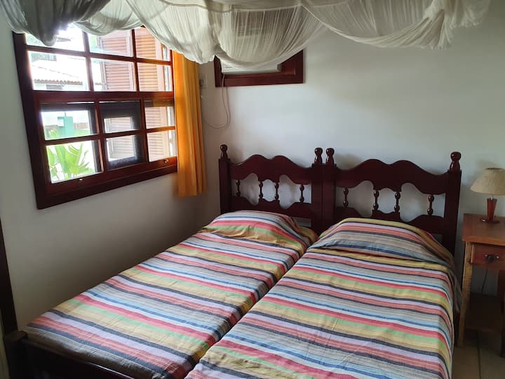 חדר שינה עם שתי מיטות וחדר רחצה בקומת הקרקע 