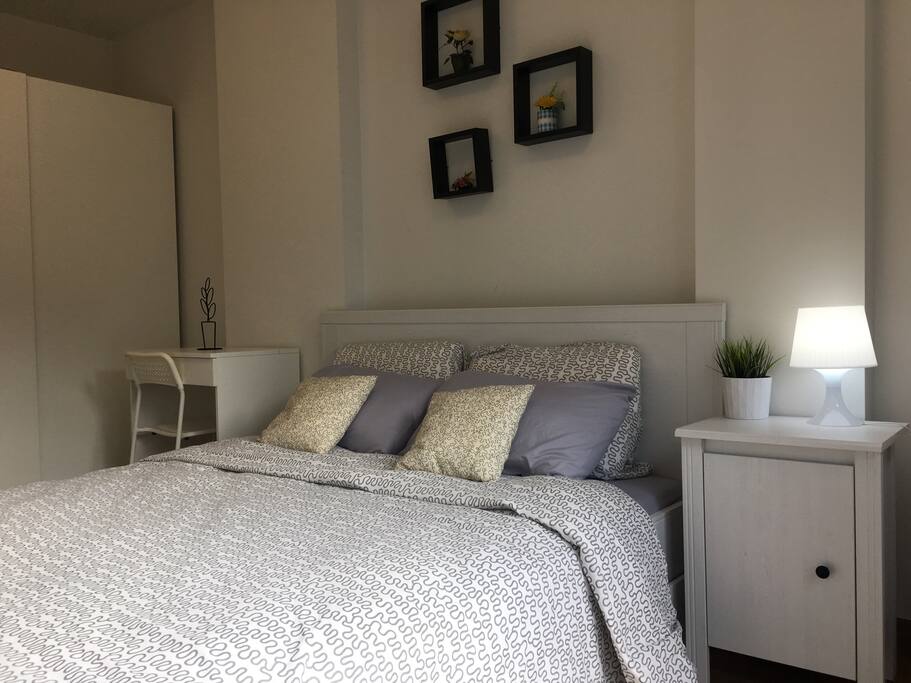 Bed room.