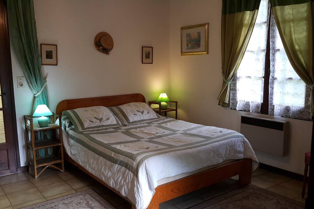 Le lit de deux personnes de la chambre