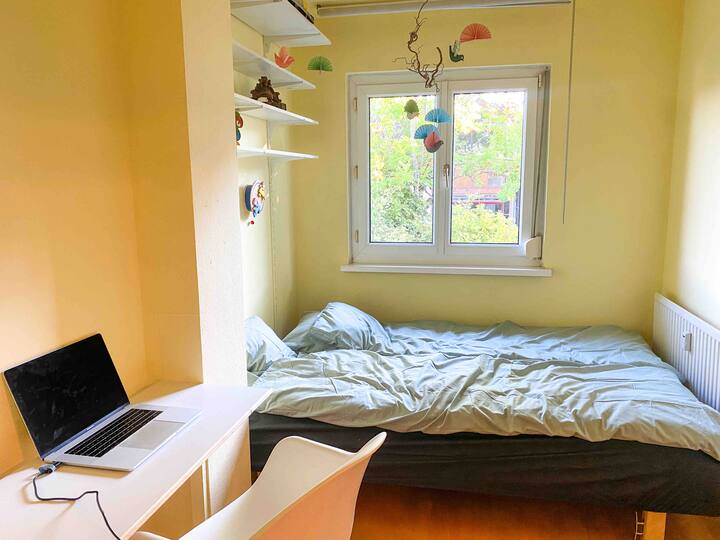 Dormitorio pequeño con escritorio