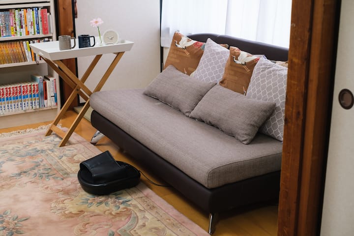 Vardagsrummet på övervåningen har en soffa där du kan koppla av med en massagemaskin.De har också manga och böcker, samt videoklipp för barn till vuxna.