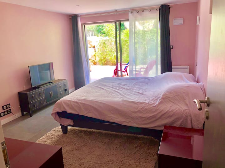 Chambre rose donnant sur une terrasse