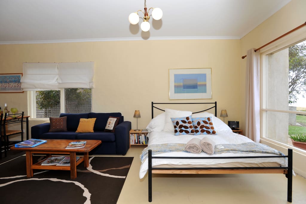Queen bed has amazingly beautiful views to Snelling Beach and beyond, you won't want to get up :)