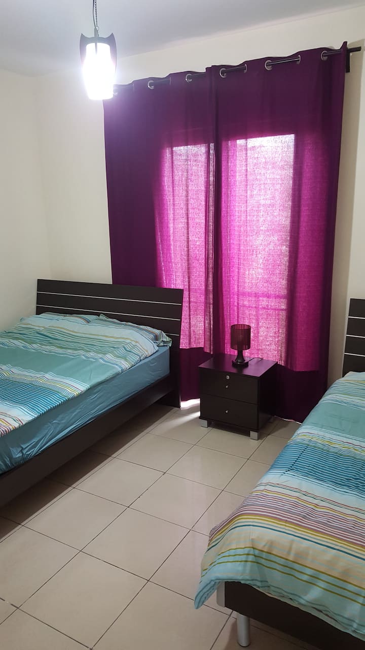 第二间卧室有一张双人床和一张标准单人床。
