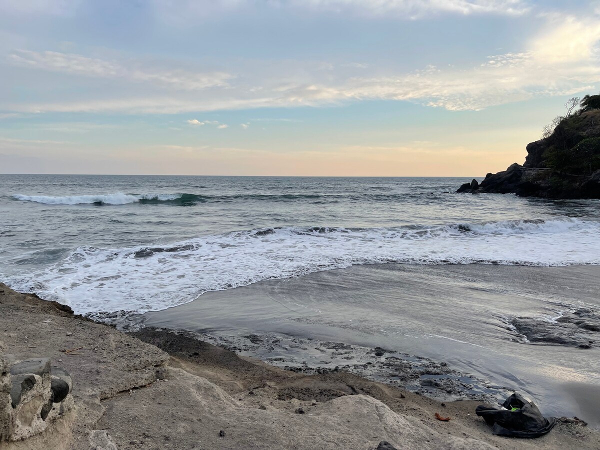 Welcoming Beach House in Atami, near El Tunco Surf