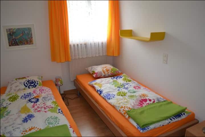 Spavaća soba s dva kreveta za jednu osobu