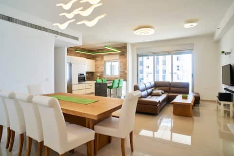 Luxurious 21st Floor Seaview Apartment