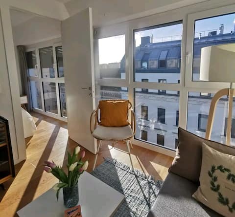 Leistungsstarkes Airbnb: bright & cozy apartment next schönbrunn in Rudolfsheim Fünfhaus