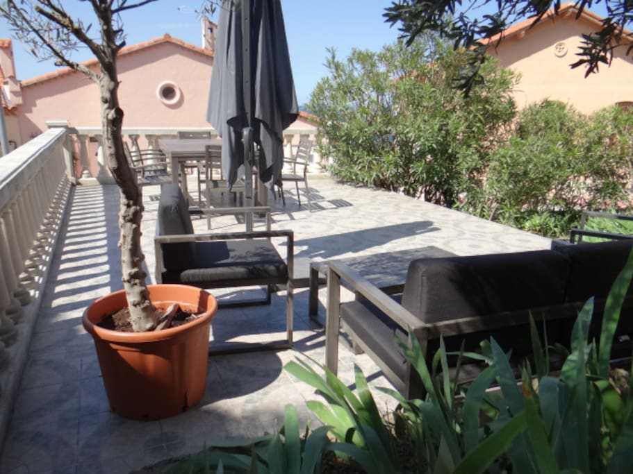 terrasse avec salon de jardin