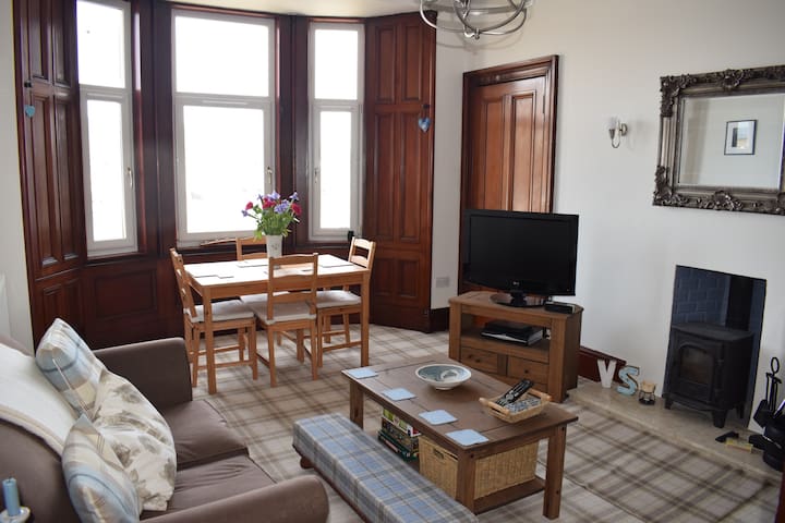 Period flat overlooking harbour