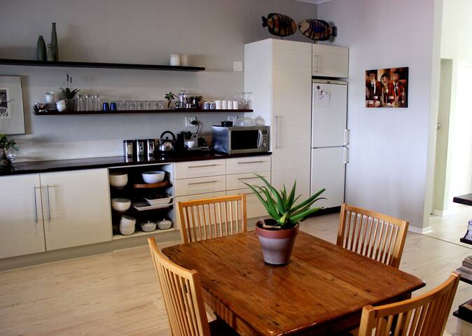 Spacious, open-plan home, perfect for relaxing in. gallery image 5