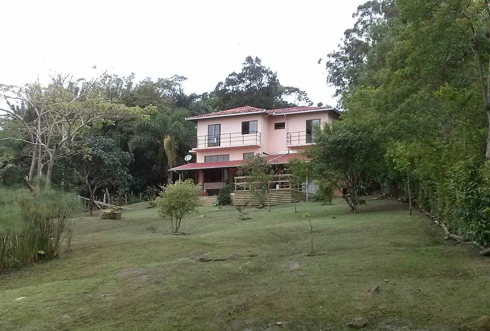 A morada vista da estrada geral.