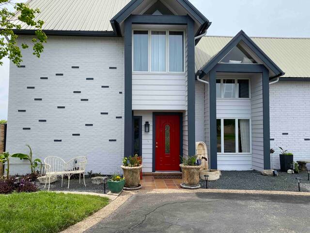 “King Of The Hill”- sunset views on Lake Travis gallery image 5