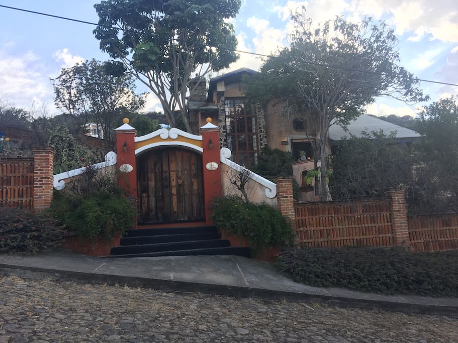 Ingreso a la Finca, cruzando la puerta, más de 1000metros privados están a su disposición.
