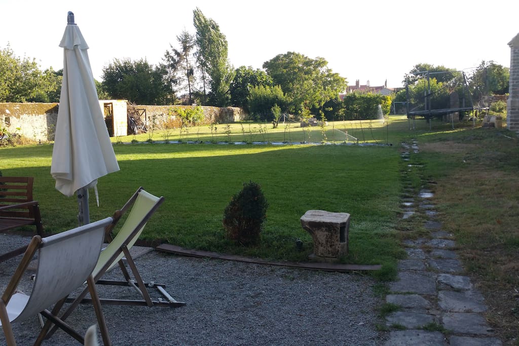 Grand jardin 2000 m² clos de mur, sans vis à vis, avec trampoline