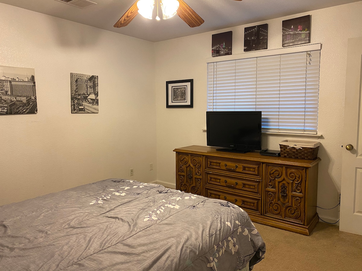 Slaapkamer 5 - queensize bed, nachtkastje, kast, tv, dvd-speler en films
