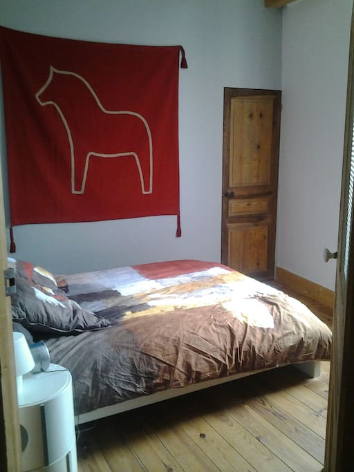 Votre chambre...
Avec un placard et une grande fenêtre donnant sur la campagne sans vis-à-vis
( 11m² ).