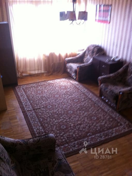 Комната 20 кв.метров и огромная не застекленная лоджия.