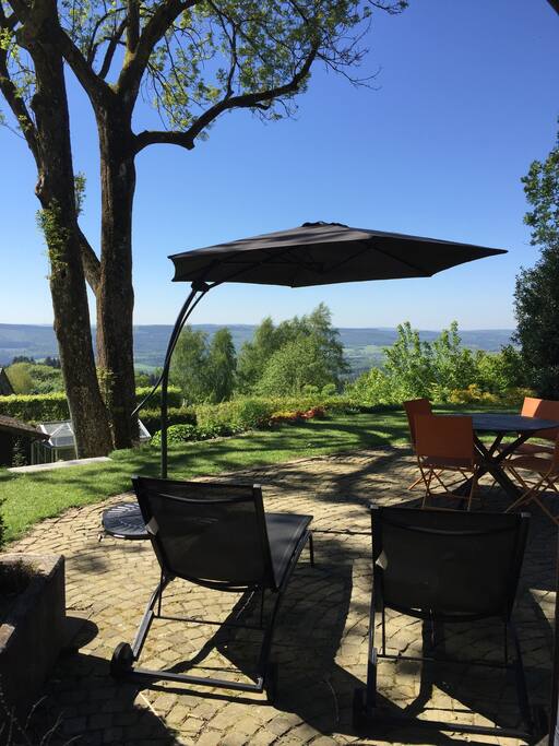 Vue de la terrasse surplombant la vallée de l’ Amblève