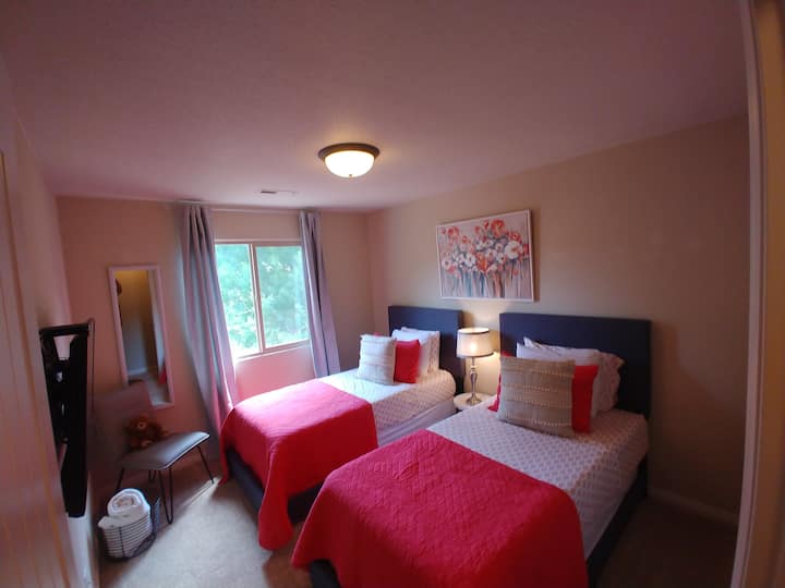 Farebná spálňa pre hostí č.2 je ideálna pre deti alebo jednotlivcov.