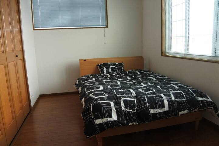2nd Floor Bedroom. Queen sized bed and a desk. There are two Queen sized bedrooms furnished available on the 2nd Floor.  Max.3 persons each room with air mattress.

2階のベットルーム　クィーンサイズのベット（ベッド幅140cm）、140㎝の机を完備しており同様の部屋が2つあります。各部屋　最大3名　エアーベット使用となります。