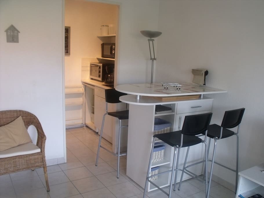 Le coin repas et la cuisine
