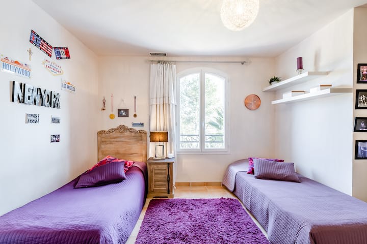 Spálňa č.2 na poschodí s 2 samostatnými posteľami. 