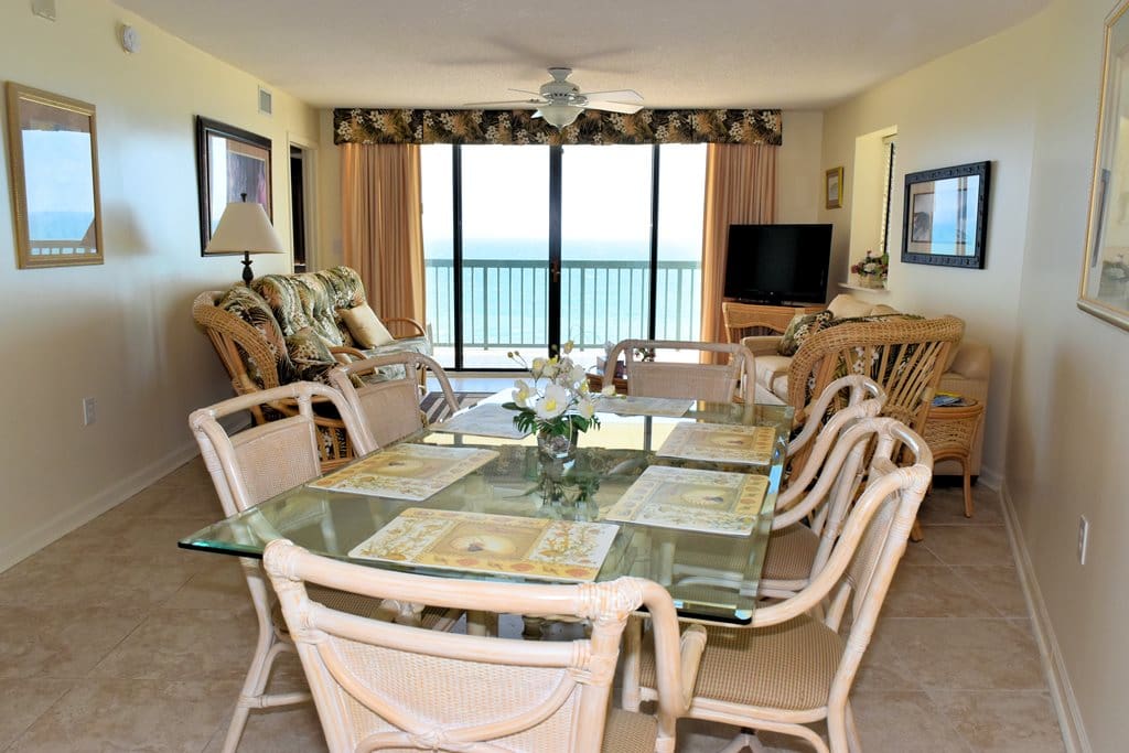 Chair,Furniture,Dining Room,Indoors,Room