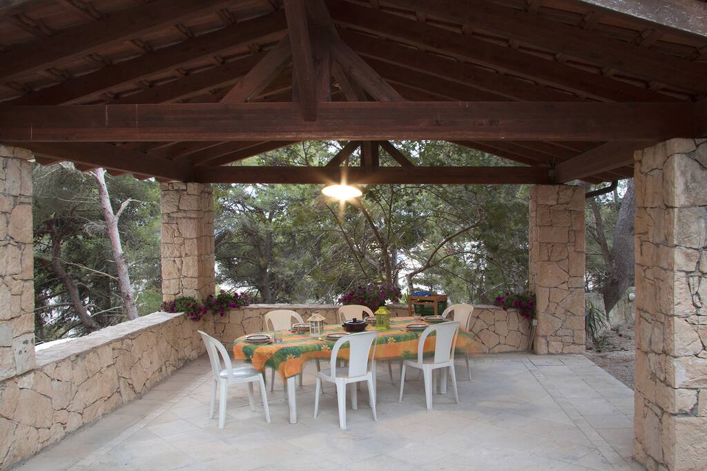 l'ampio gazebo in legno e pietra